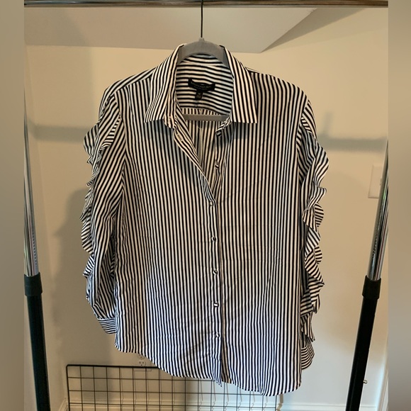 Banana Republic - Button Up Blouse with arm frills - Picture 1 of 6